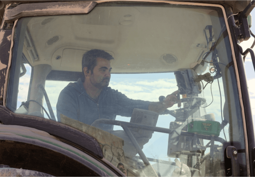 Hombre subido en tractor