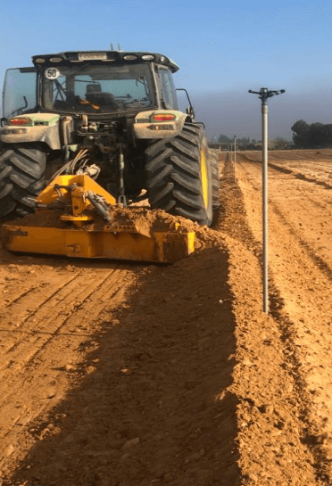 Tractor aplanando bancal