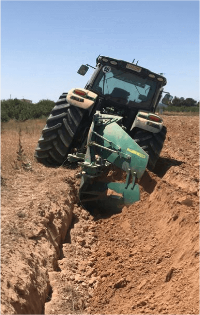 tractor labrando bancal